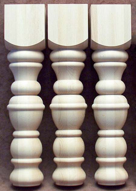 Gambe per tavoli in legno con motivo caratteristico, di robusto aspetto, faggio, TL55