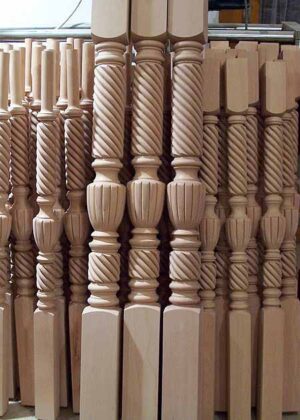 Colonne caposcala tornite, colonnine in legno per scale con bellissimo motivo a corda intrecciata, tipo SI55