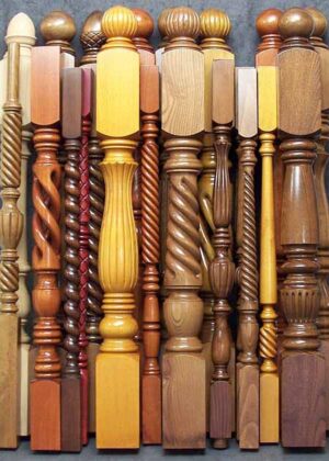 Colonne caposcala tornite in legno per scale con trattamento superficiale, in varie specie di legno