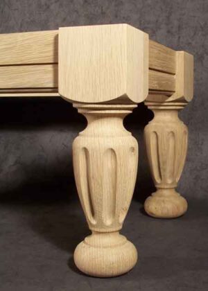 Gambe per tavoli in legno con larga decorazione fresata, quercia, TL36