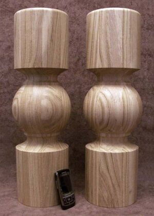 Semplici gambe per tavoli in legno con parte cilindrica sopra e sotto, sfera al centro, quercia, TL010